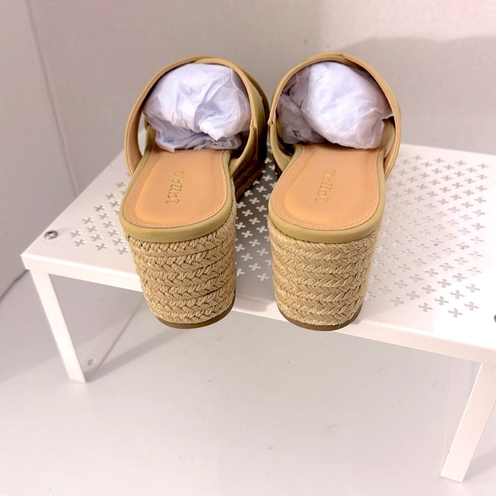 Pizz Annu Women's Tan 2.5” Wedge Heels Sandals Size 10 Slip On - Picture 3 of 7